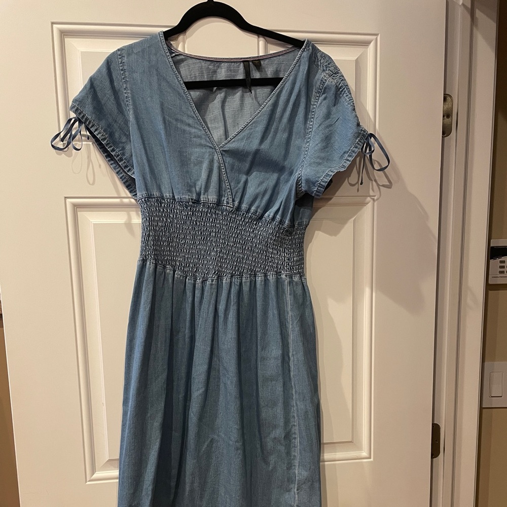 Denim Nine West dress. Elastic at waistline  and bows that can be tied on slave